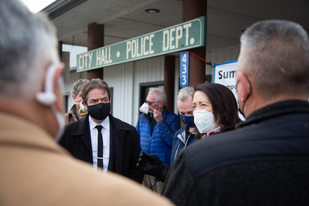 Sumas Mayor Bruce Bosch meets with Sen. Maria Cantwell.