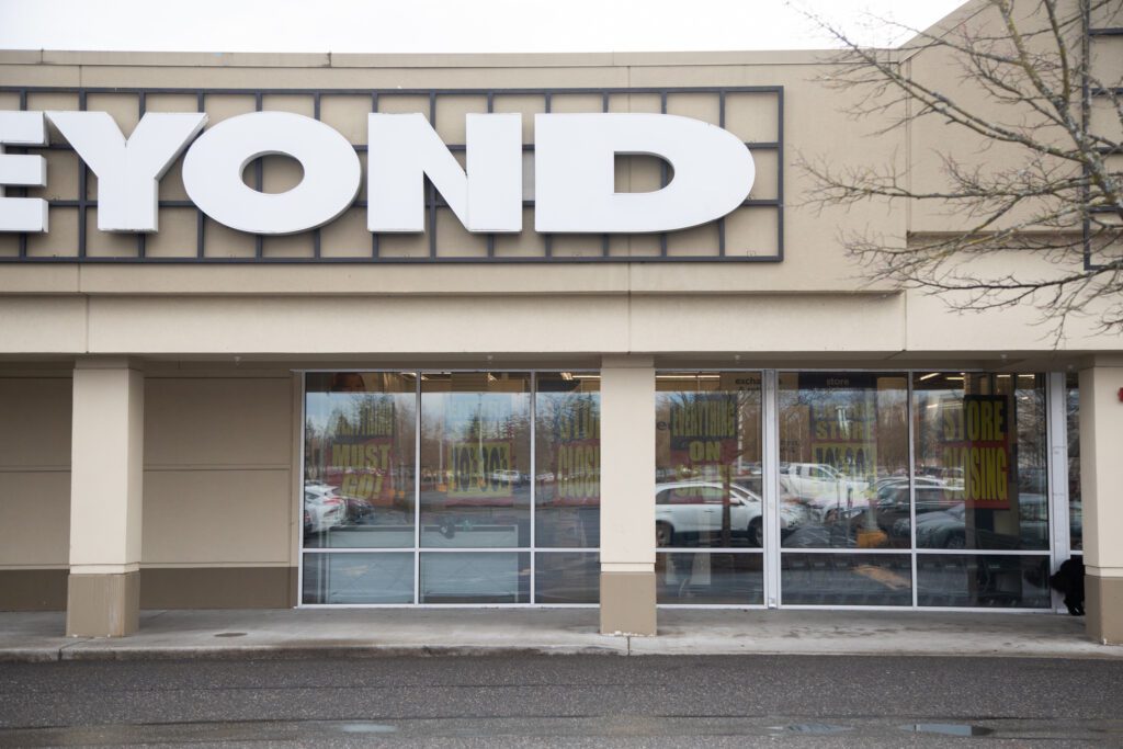 Bed Bath & Beyond's windows with closure signs and discounts.