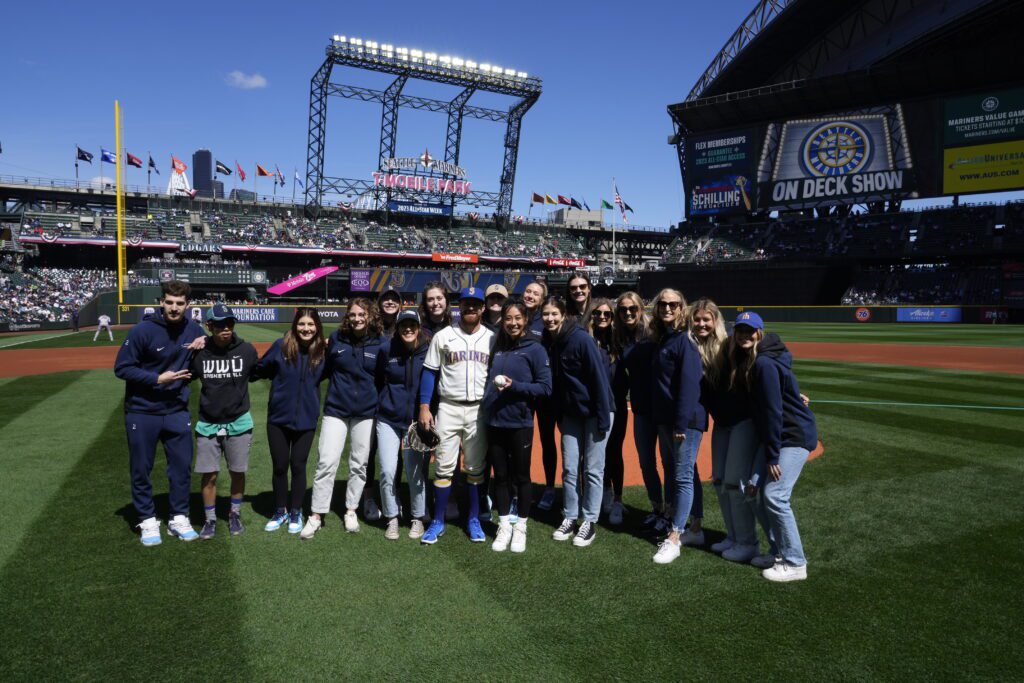 The Vikings pose with Mariners infielder Donovan Walton.