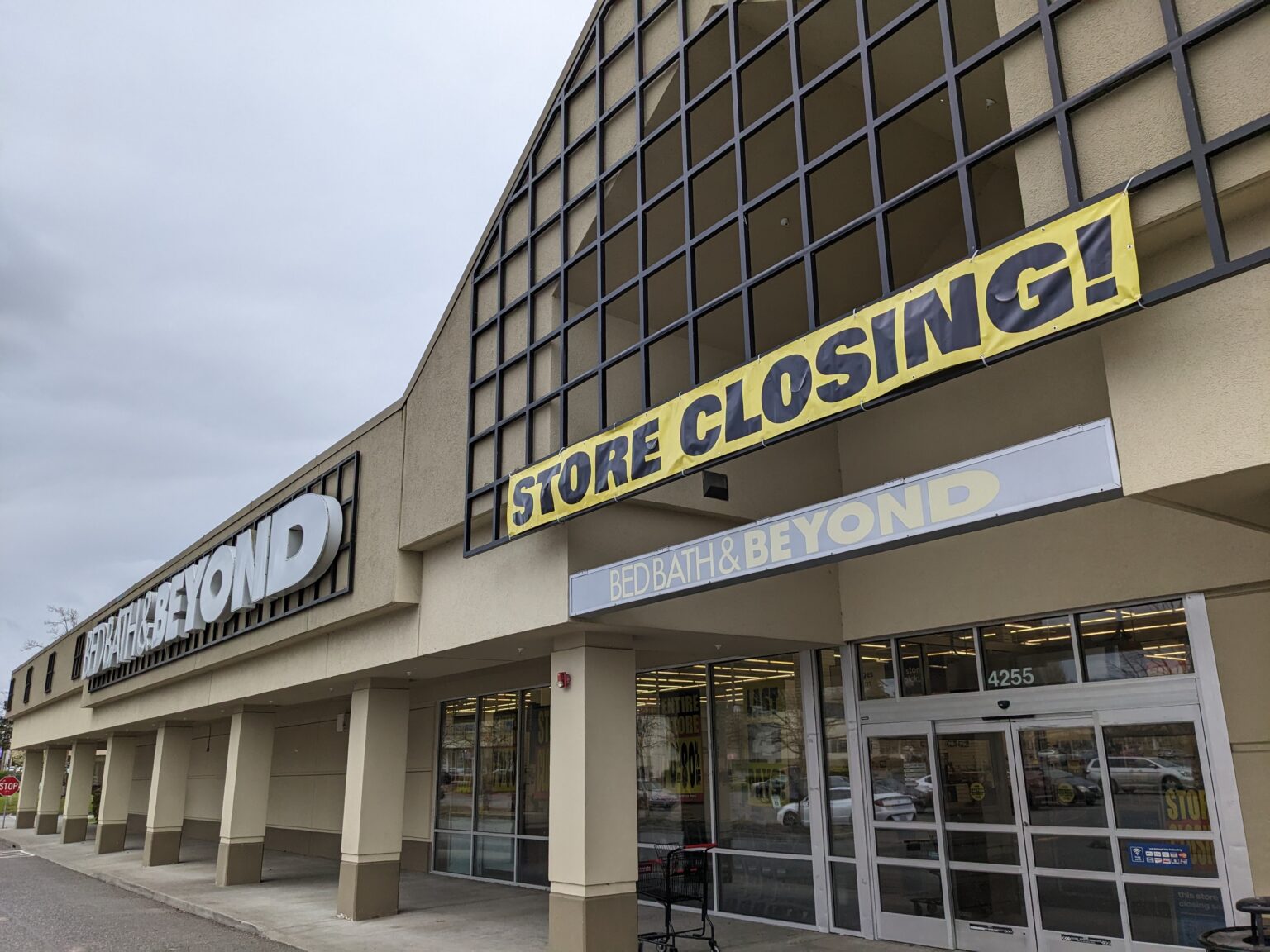 Bed Bath & Beyond's front entrance has a large sign notifying of their closure.