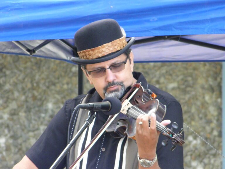 Violinist and storyteller Swil Kanim.