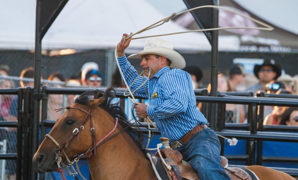 Jake Minor gets ready to throw a lasso on top of a horse.