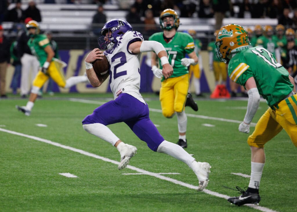 Anacortes' Brock Beaner runs in for a 21-yard touchdown in the fourth quarter.