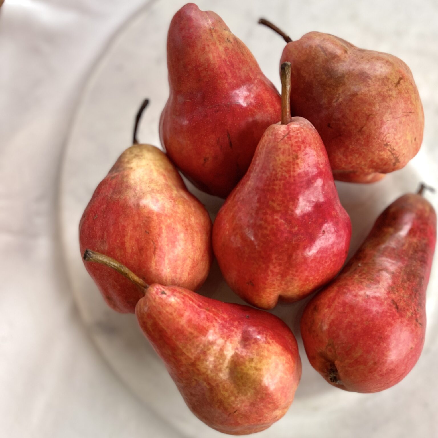 A bowl of pears.