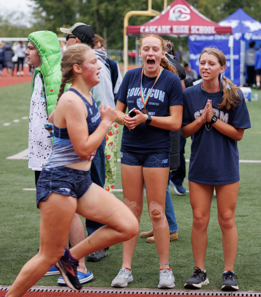 Squalicum runners cheer on a teammate.