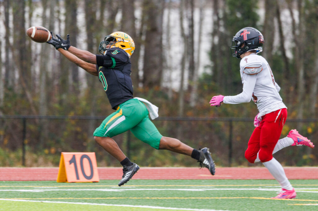 Lynden’s Dani Bowler is unable to haul in a pass just out of his reach.