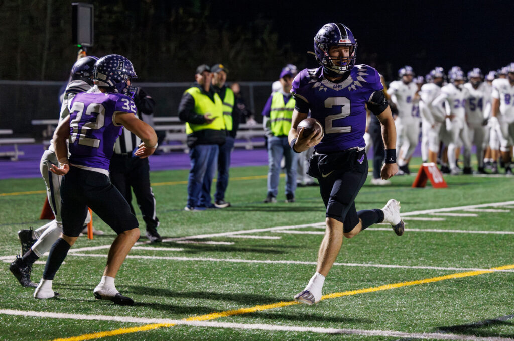 Anacortes' Brady Beaner jogs in for a touchdown.