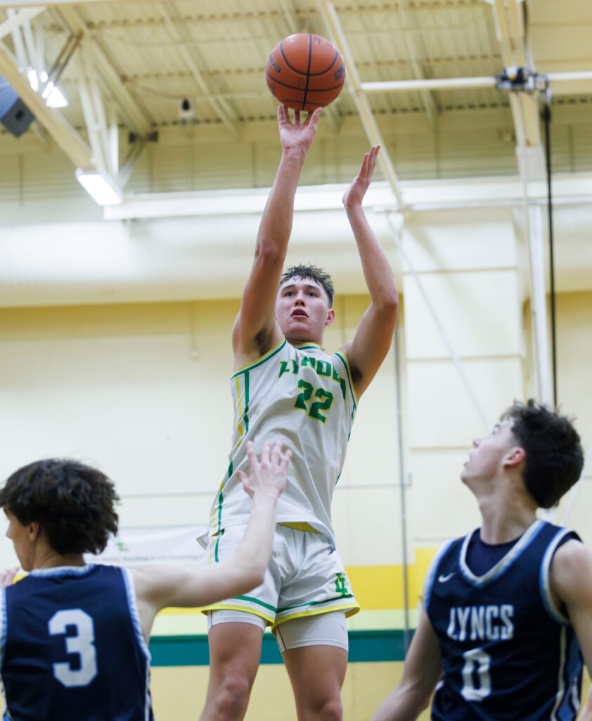 Lynden’s Brant Heppner hits a jump shot.