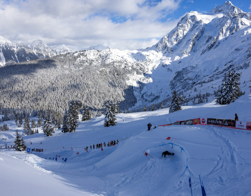 Blue skies and Mount Shuksan loom over the course.