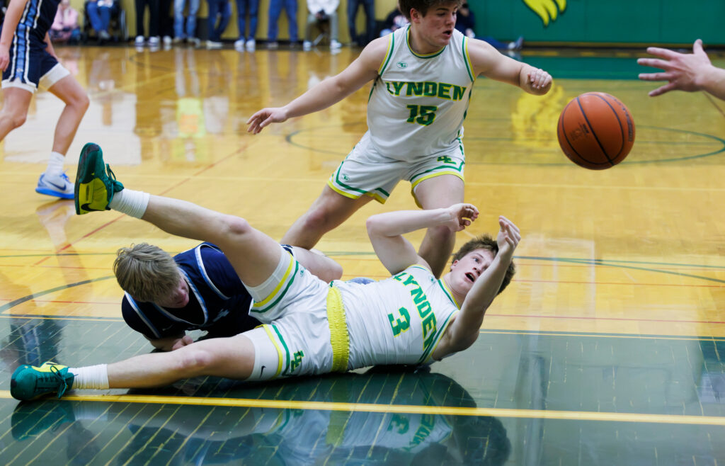 Lynden’s Gordy Bedlington throws pass to a teammate from the floor.