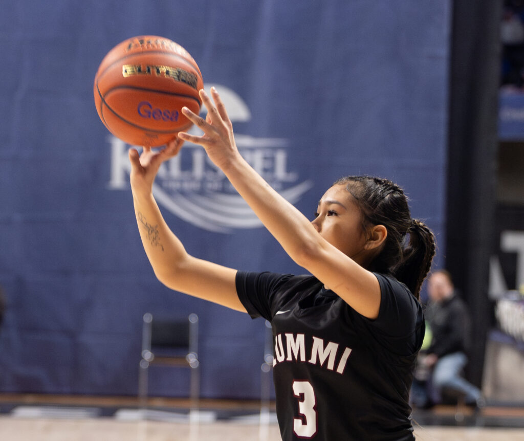 Junior guard Brianna Metteba takes a 3-pointer.